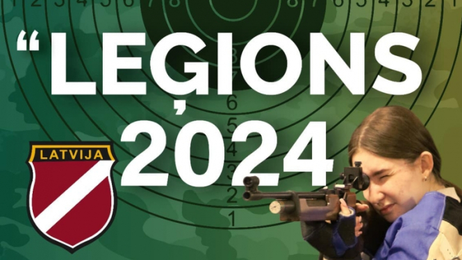 Sacensību afiša ar jaunieti - meiteni zili melnā sporta formas tērpā un pneimatisko šauteni uz zaļa fona