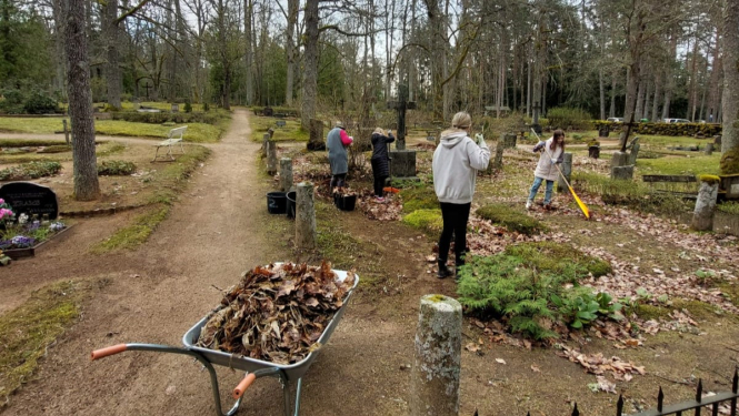 Talcinieki ar grābekļiem kapos