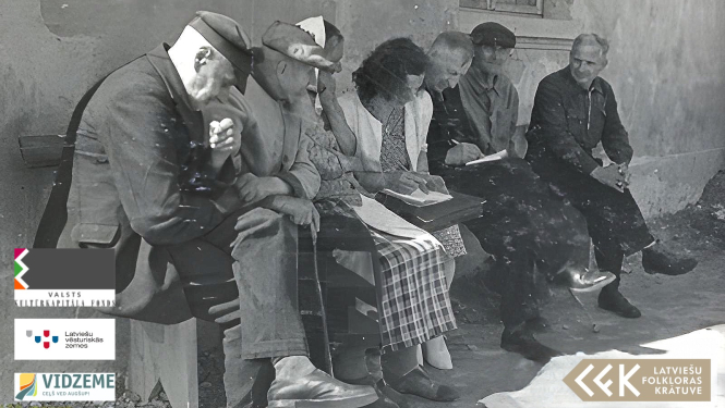 Melnbalta fotogrāfija ar sēdošiem senioriem un projekta logo