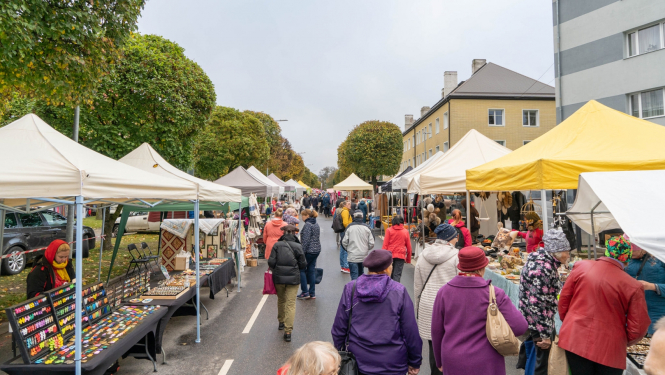 Tirgus teltis ielas malās un pircēji pa vidu