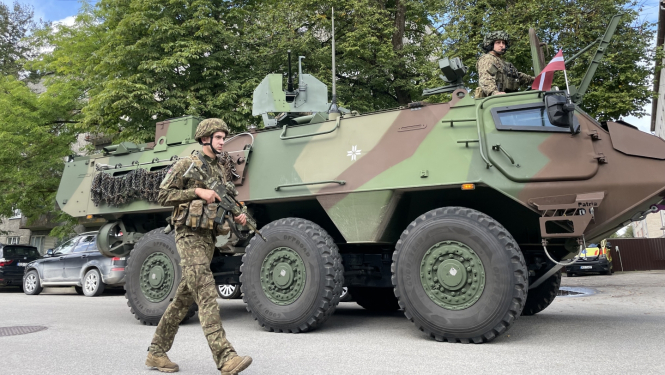 Bruņumašīna un zemessargs