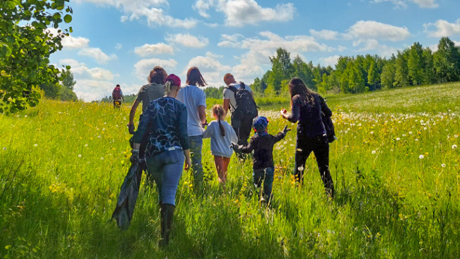 Cilvēki savvaļas pļavā