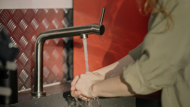 Mazgā rokas ar ūdeni