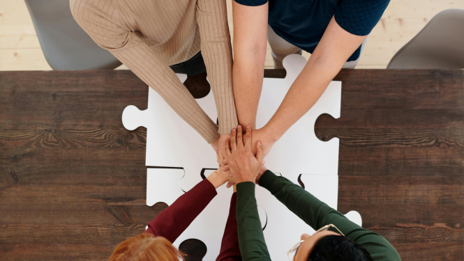 Cilvēki sadevušies rokās