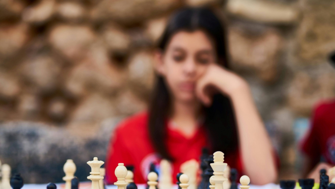 Bērns spēlē šahu