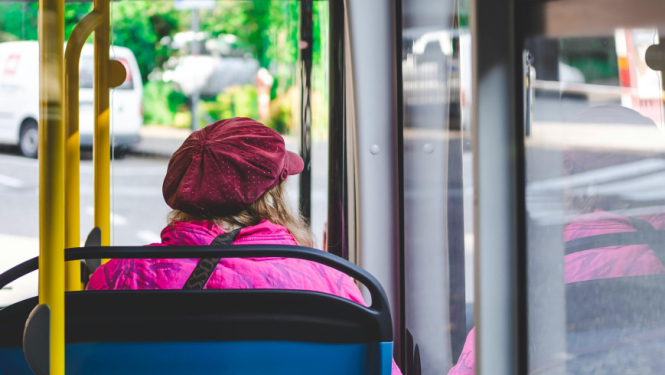 Pasažieris sēž autobusā