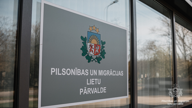 Pilsonības un migrācijas lietu pārvaldes uzraksts pie ēkas