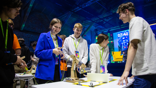 Jauniešu komanda pie galda FIZMIX sacensībās