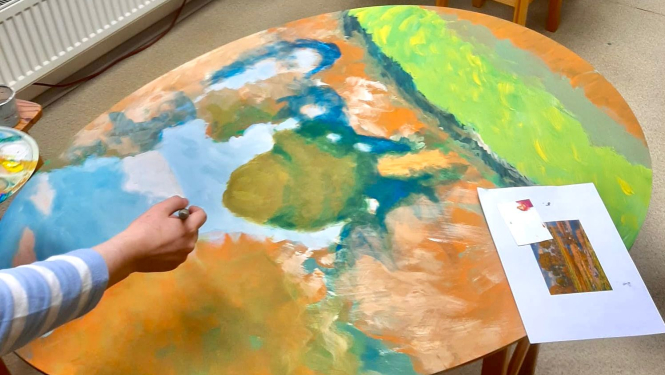 Bērna rokas apglezno Lieldienu olas formas kanvasu