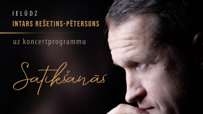 Vīrieša portrets no sāniem uz tumša fona