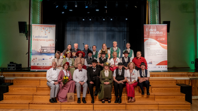 Kopbilde uz kultūras nama lielās zāles skatuves pakāpieniem