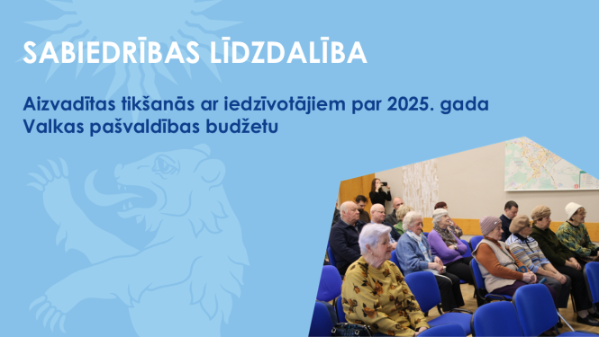 Zils baneris ar Valkas novada pašvaldības lāča ģerboņa siluetu un foto no iedzīvotāju sapulces