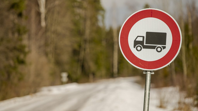 Lauku ceļš mežā ar ceļa zīmi Nr. 306 Kravas automobiļiem braukt aizliegts