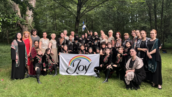 Studijas JOY kolektīvs ārtelpās