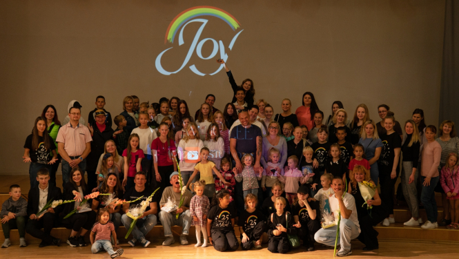 Deju kolektīva kopbilde