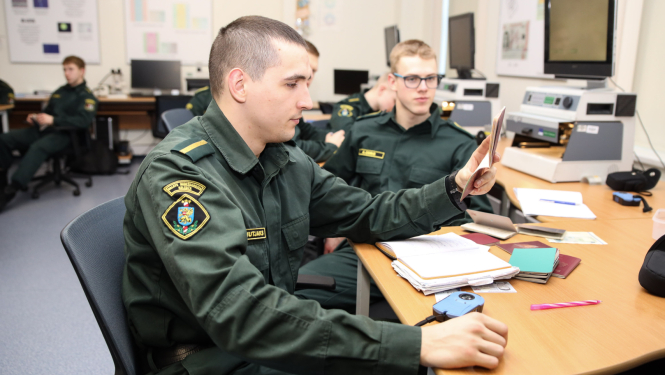 Robežsargi pie galda