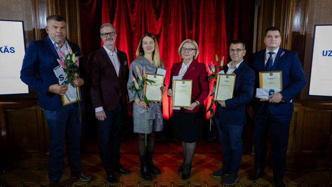 Pasākuma organizatoru kopbilde ar uzvarētāju pārstāvjiem