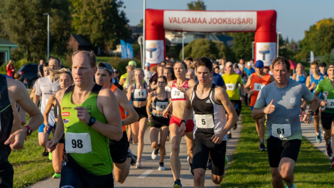 Valgas - Valkas skrējiena starts ar sacensību dalībniekiem