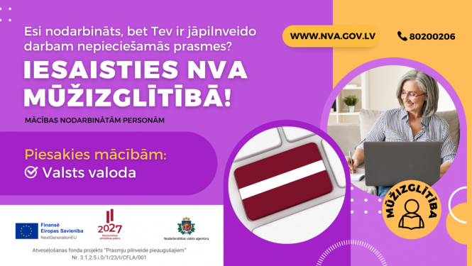 Sirma sieviete sēž pie datora