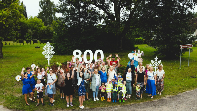 Cilvēku grupa pie lieliem 800 cipariem