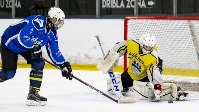 Vijciemiešu vārtsargs dzeltenā formā atvaira Cēsu spēlētāja zilā formā raidīto ripu