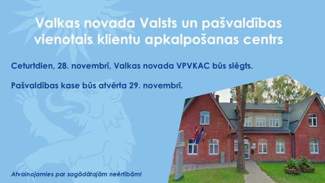 Zils baneris ar sarkanas ēkas foto