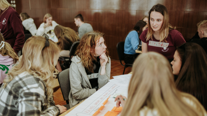 Piecas meitenes pie galda