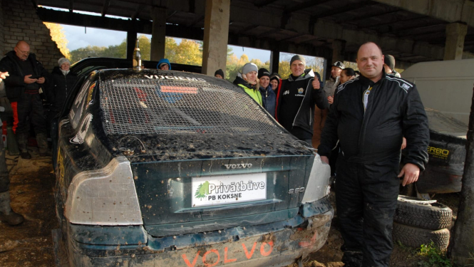 Gatis Ģērmanis pie sava auto
