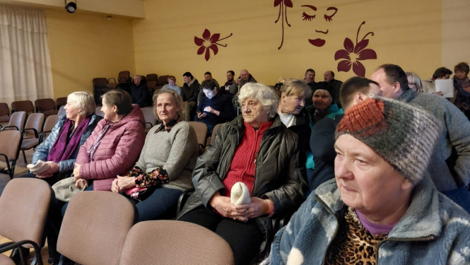 Iedzīvotāji krēslos Kārķu tautas nama zālē