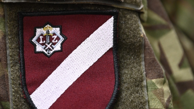 Zemessardzes uzšuve uz kamuflāžas formas tērpa