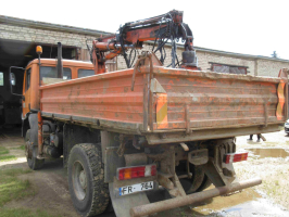 Oranžs kravas auto no aizmugures