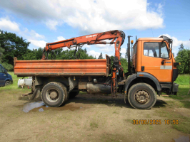 Oranžs kravas auto sāna profils