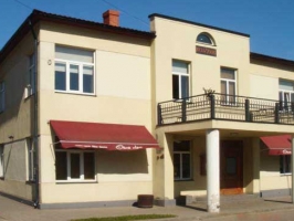 Divstāvu dzeltena ēka