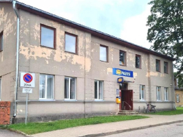 Pelēkbrūna divstāvīga ēka