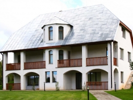 Balta trīsstāvu ēka
