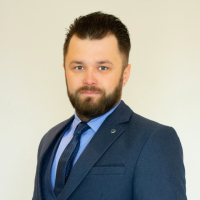 Vīrietis uzvalkā