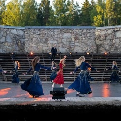 Valkas Brīvdabas estrādē Folkbaleta izrāde “Cik Saules mūsos”