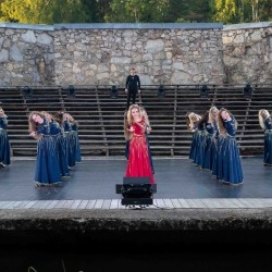 Valkas Brīvdabas estrādē Folkbaleta izrāde “Cik Saules mūsos”