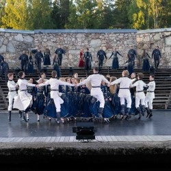 Valkas Brīvdabas estrādē Folkbaleta izrāde “Cik Saules mūsos”