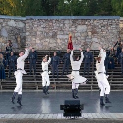 Valkas Brīvdabas estrādē Folkbaleta izrāde “Cik Saules mūsos”