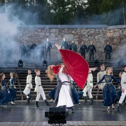 Valkas Brīvdabas estrādē Folkbaleta izrāde “Cik Saules mūsos”