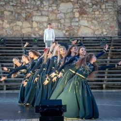 Valkas Brīvdabas estrādē Folkbaleta izrāde “Cik Saules mūsos”