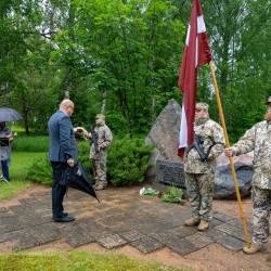 Komunistiskā terora upuriem veltīts atceres brīdis Valkā