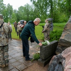 Komunistiskā terora upuriem veltīts atceres brīdis Valkā