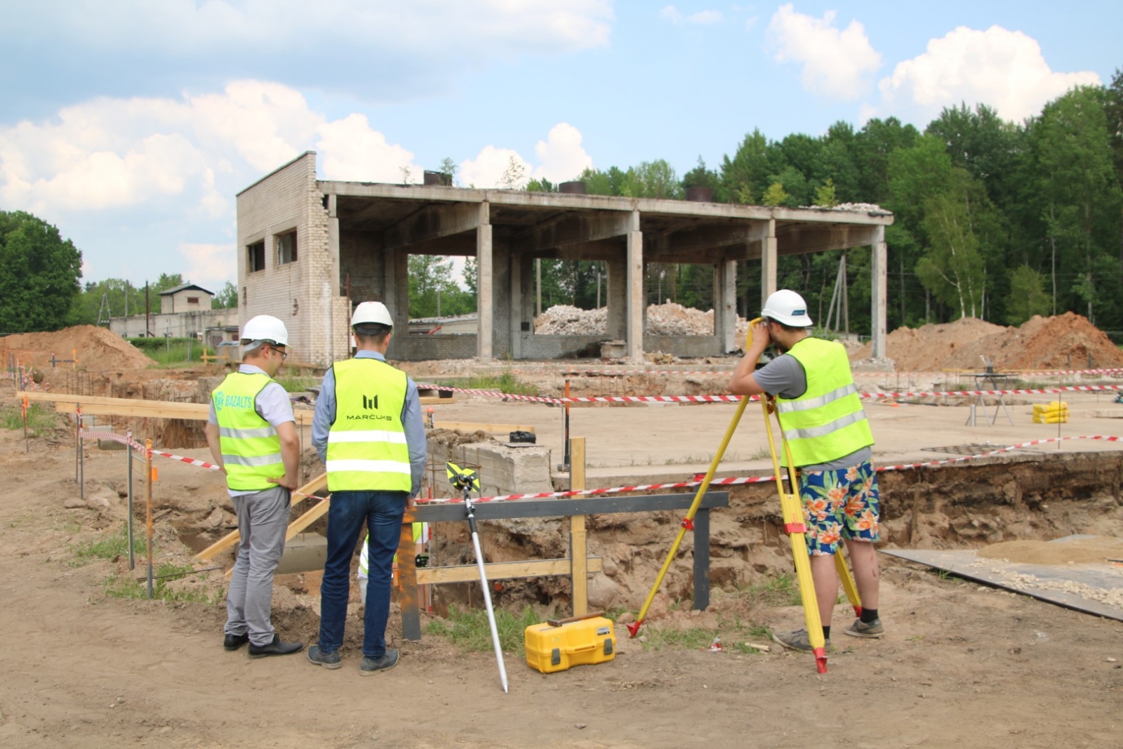 Svinīgā pamatakmens ielikšana Kārķu ražotnes ēkai (I.Leitis)