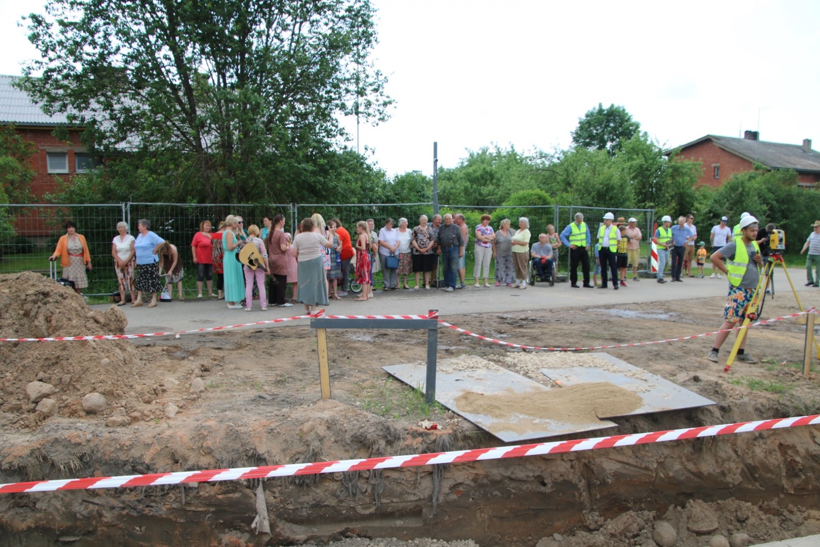 Svinīgā pamatakmens ielikšana Kārķu ražotnes ēkai (I.Leitis)