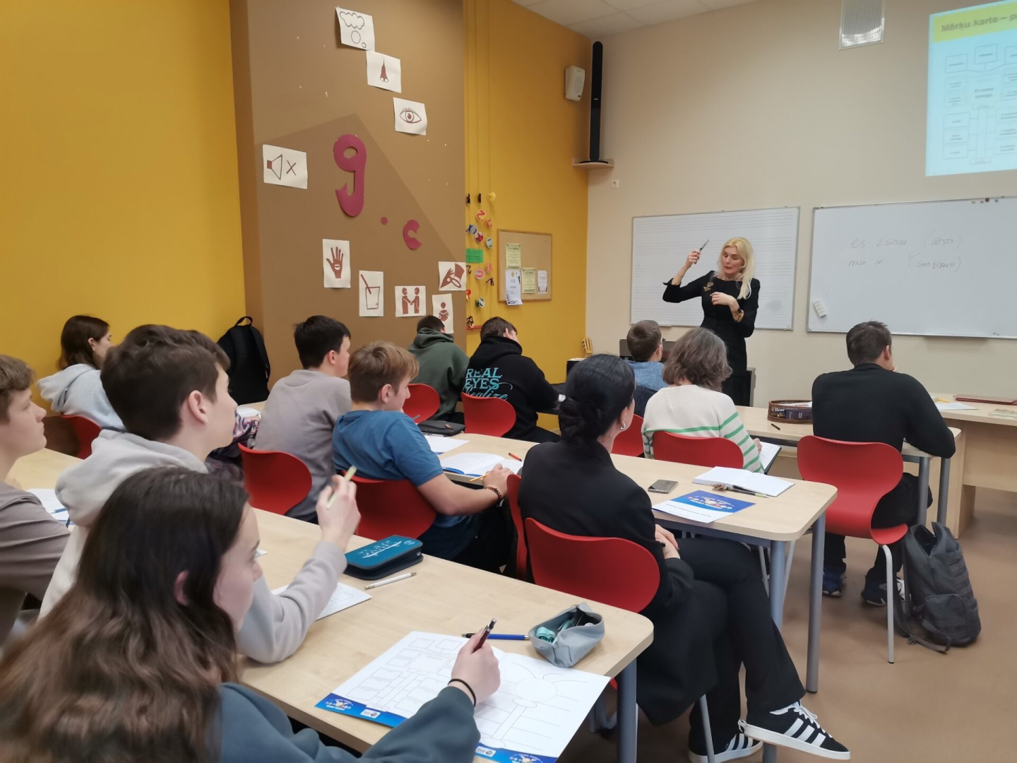 Skolēni klausās lekciju