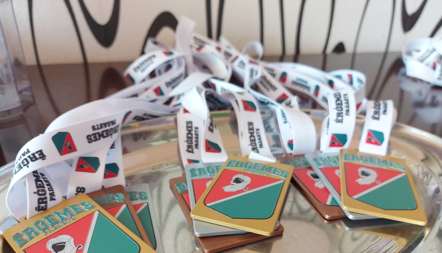 Medaļas ar Ērģemes pagasta ģerboni uz galda