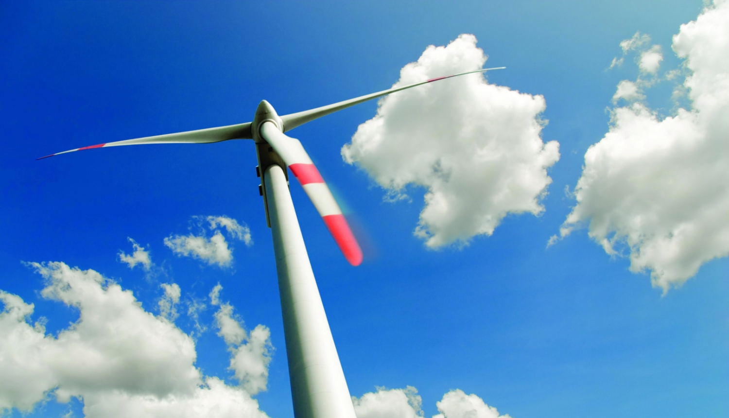 Vēja turbīna uz mākoņainas debesu fona