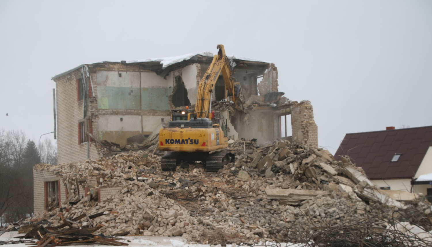 Uzsākta vidi degradējošo ēku Parka ielā demontāža